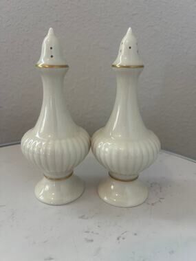 LENOX ESSEX COLLECTION PORCELAIN SALT & PEPPER SHAKERS IVORY AND GOLD